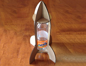 儿童手工制作： 塑料瓶手工制作可爱小火箭
