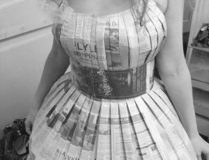 幼儿园时装秀——报纸制作连衣裙