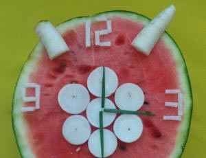教你用西瓜制作创意儿童蔬菜水果拼图钟表的详细图解