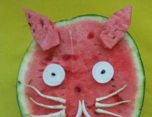教你用西瓜制作可爱的手工DIY水果拼图小猫的详细步骤