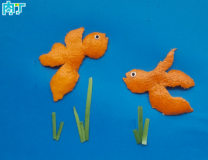 用橘柑皮制作有趣的小金鱼艺术粘贴画做法