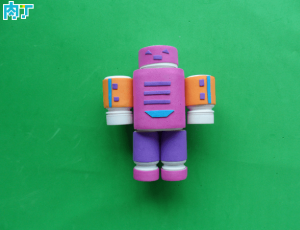 用废弃药瓶和彩色海绵纸制作的可爱儿童玩具机器人