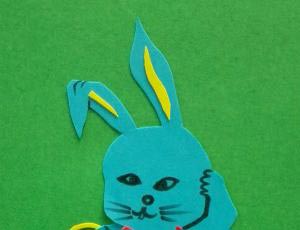 教你用海绵纸制作勤劳的小兔子粘贴画