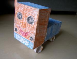 萌萌哒幼儿亲子手工制作 废纸箱、鞋盒废旧利用diy的可爱小汽车机器人