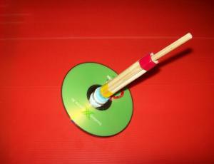 教你用旧光盘和方便筷子制作玩具陀螺