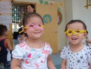 浙江省遂昌县示范幼儿园小朋友作品 可爱的毛毛虫和扭扭棒眼镜
