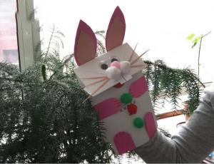 幼儿园大班纸袋创意美术活动—纸袋玩偶之《小白兔》