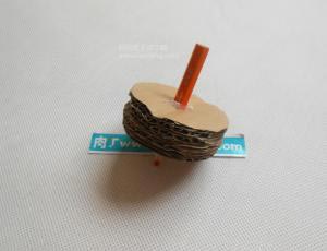 用废旧的纸壳和铅笔头制作的有趣的小陀螺教程