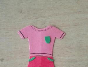 幼儿园手工小制作 用海绵纸制作可爱的小衣服粘贴画