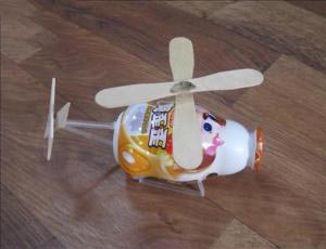 儿童手工科技小制作，用酸奶瓶和雪糕棍制作的直升机模型玩具