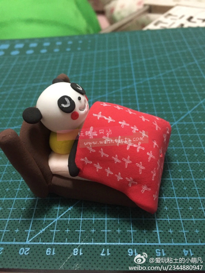 躺在床上的粘土小熊猫玩偶做法