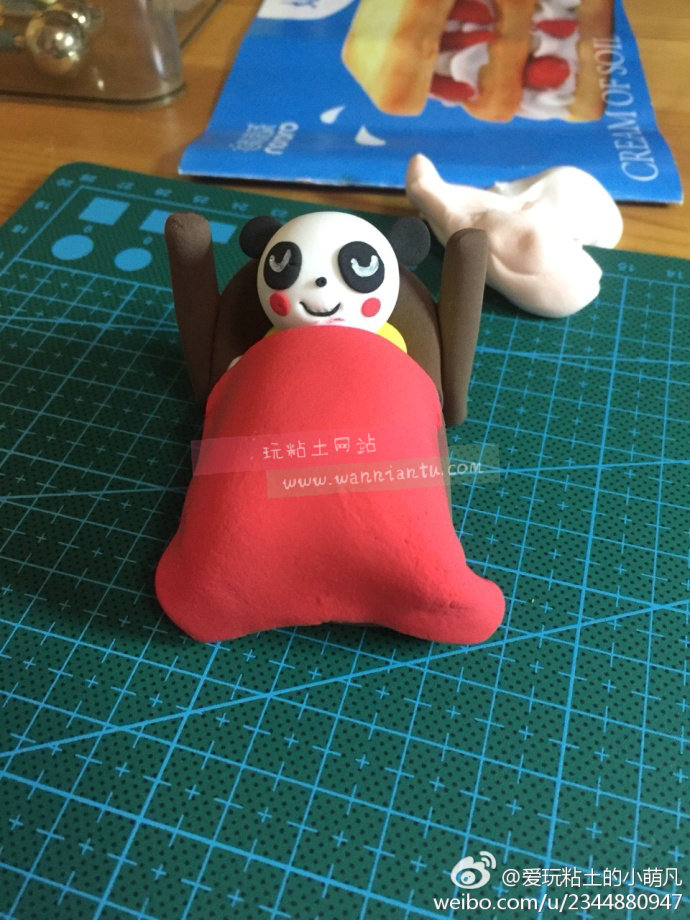 躺在床上的粘土小熊猫玩偶做法