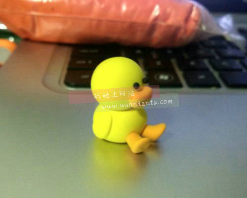 黄色粘土做出来的小鸭子玩偶
