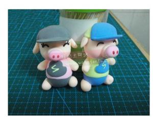 两只好可爱的粘土小猪猪玩偶做法