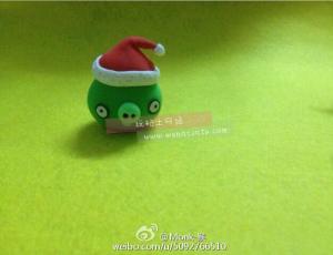 戴着圣诞帽的粘土愤怒的小鸟绿猪做法