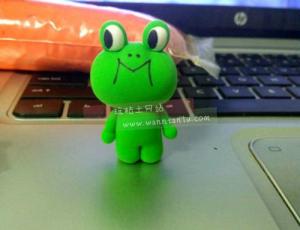 可爱的绿色粘土小青蛙玩偶diy教学