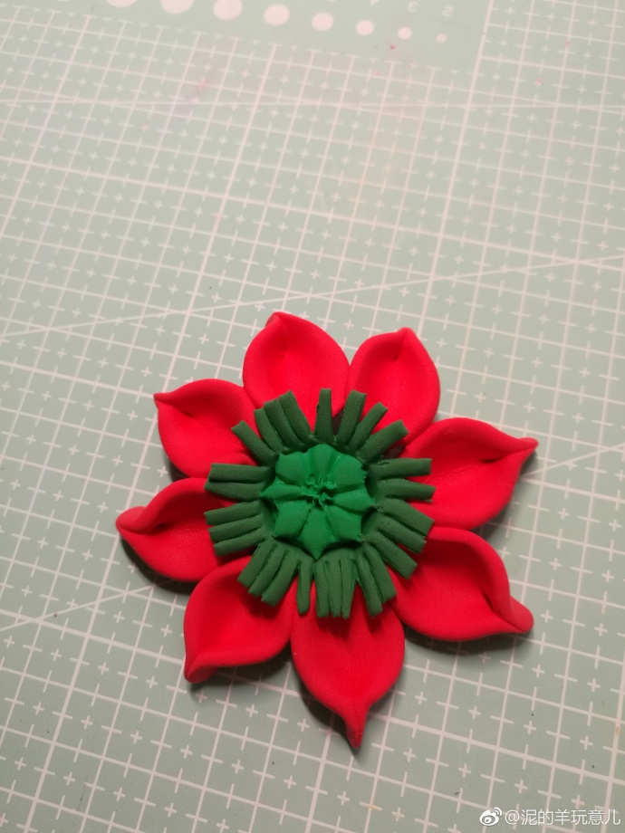 红色搭配绿色的粘土平面小花朵做法