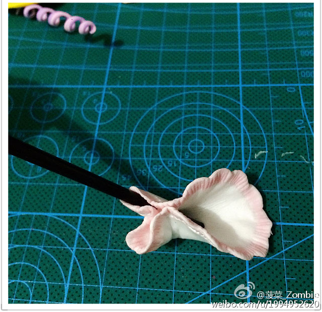 粉色的粘土康乃馨花朵做法