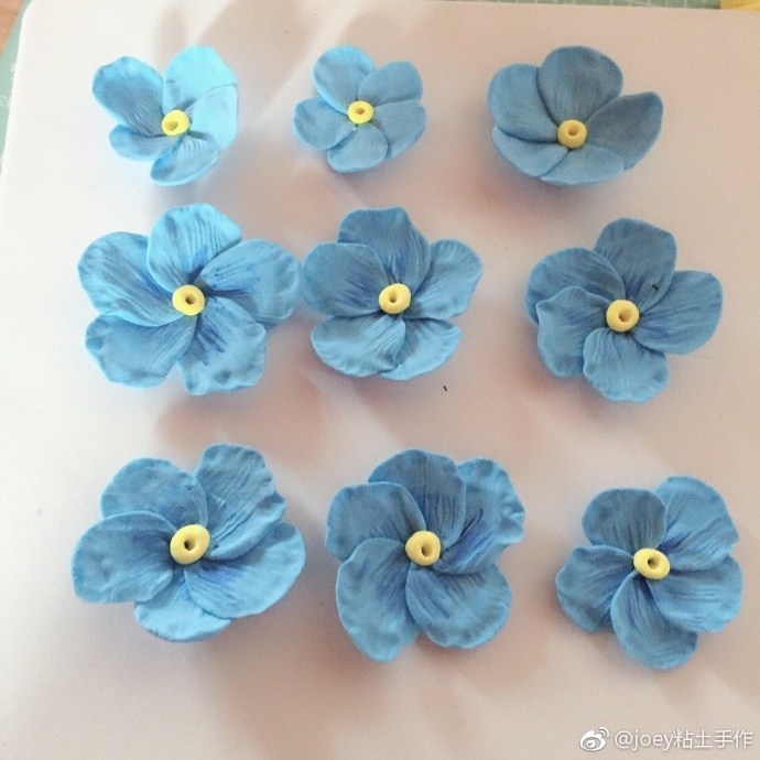 蓝色的粘土小花朵制作教程