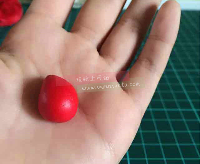 红色粘土做的简单小草莓做法