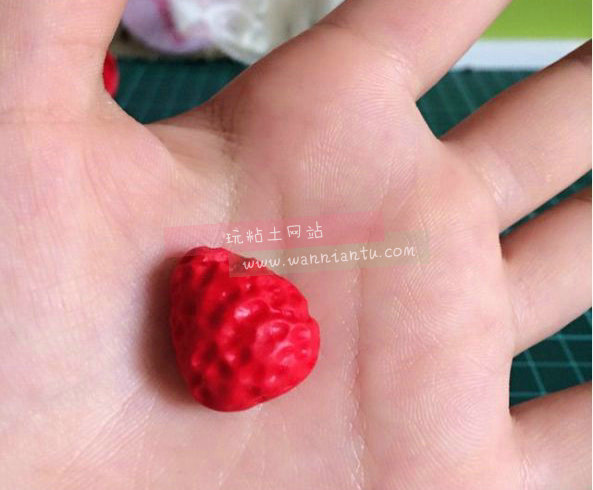 红色粘土做的简单小草莓做法