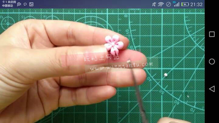 超简单的粉色粘土小樱花做法