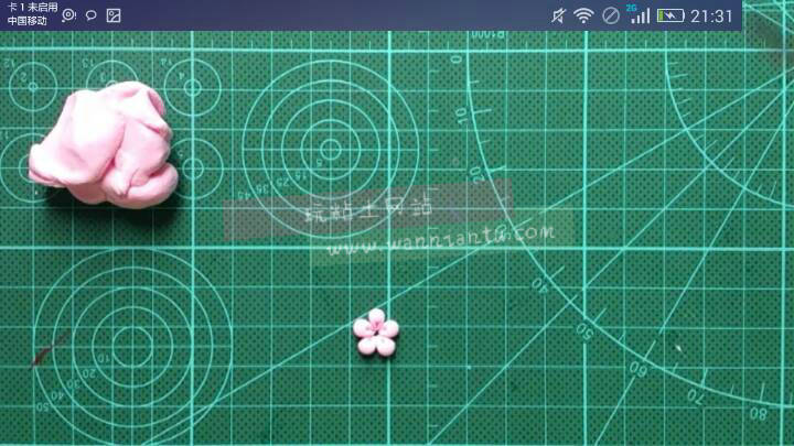 超简单的粉色粘土小樱花做法
