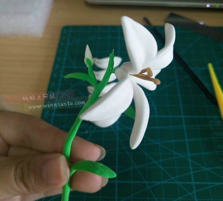 白色粘土制成的百合花朵做法