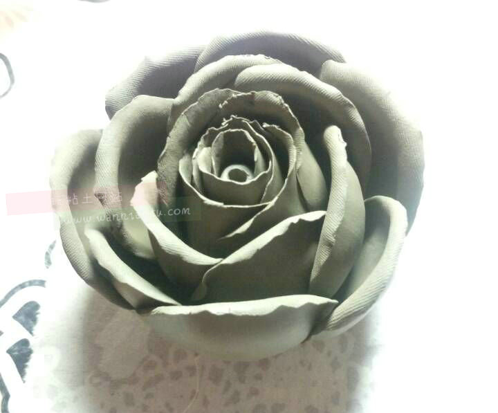 陶土做出来的逼真玫瑰花朵