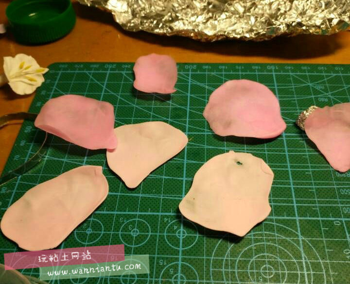 超薄的粉色粘土玫瑰花朵diy过程图片