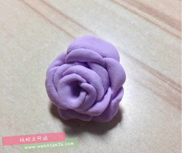 淡紫色的粘土小玫瑰花朵做法