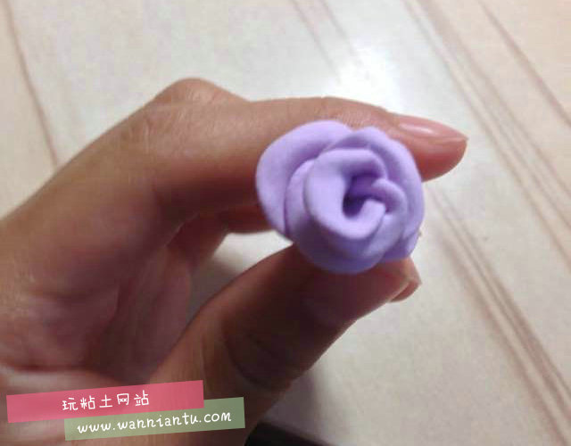淡紫色的粘土小玫瑰花朵做法