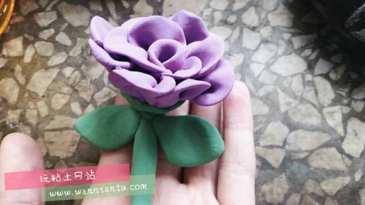 粘土制作出来的紫罗兰花朵教程