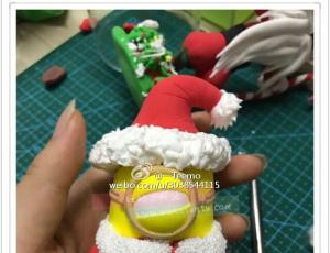 圣诞版的粘土可爱小黄人玩偶做法