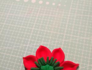 红色搭配绿色的粘土平面小花朵做法