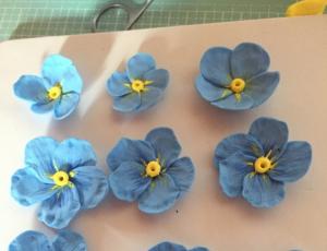 蓝色的粘土小花朵制作教程