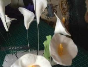 白色的马蹄莲粘土花朵做法