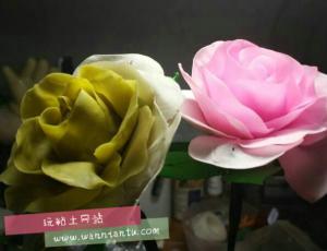 超薄的粉色粘土玫瑰花朵diy过程图片