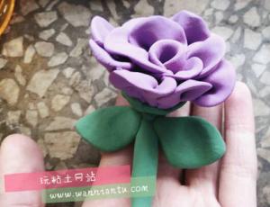 粘土制作出来的紫罗兰花朵教程
