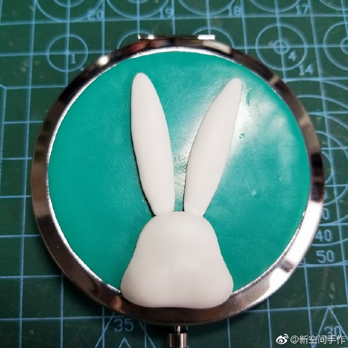 软陶做成的小镜子兔子封面做法