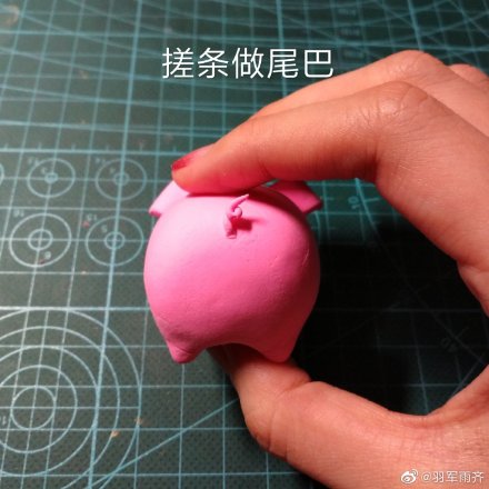 最简单的粘土粉色小猪玩偶做法