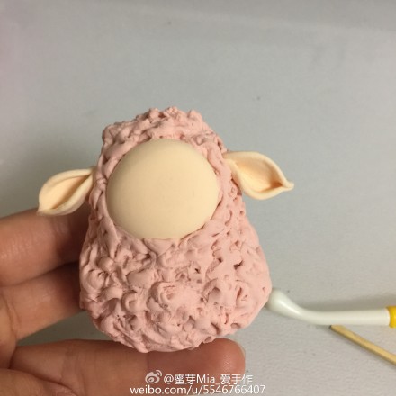 粘可爱粉色土小绵羊的制作步骤